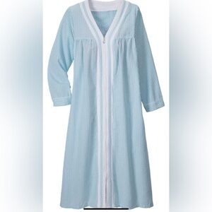 NWOT Kayanna Robe Women’s Blue/White Seersucker Pinstriped